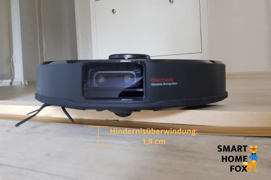 Roborock S6 MaxV Staubsauger Roboter überfährt eine hohe Türschwelle.